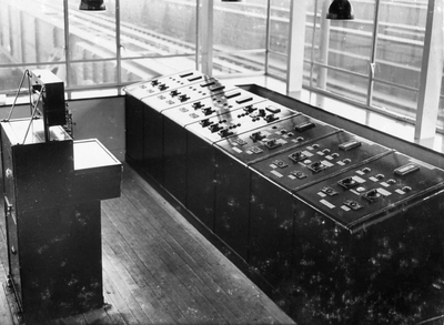 220228 Interieur van de brugpost bij de spoorbruggen over het Oosterdok te Amsterdam: bedieningstoestel.